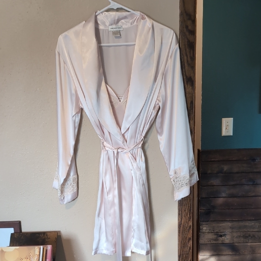 Jones New York Vintage Soft Pink Satin Robe Set with Lace Cuffs